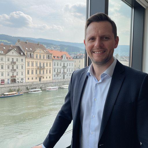 Blick auf alte Burgen und Schlösser, die majestätisch über der Donau thronen.